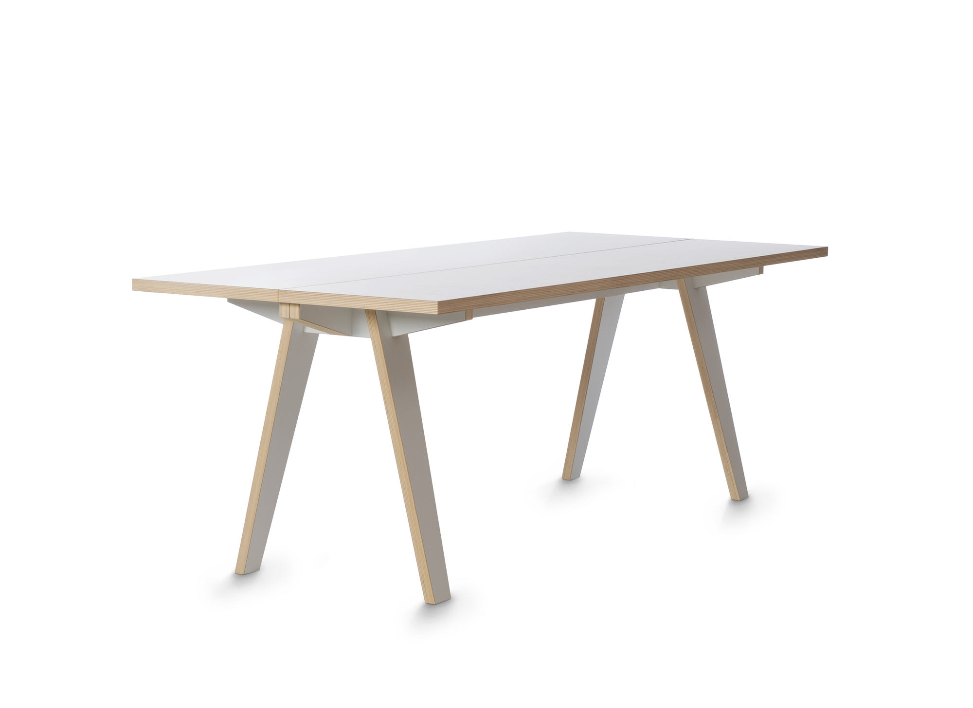 Tojo Tisch: Moderner Schreibtisch mit weißer Tischplatte und hellen Holzbeinen, ideal für Büro und Arbeitszimmer.