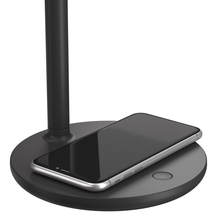 Nahaufnahme der Flos Oblique Qi Tischleuchte in Hellgrau mit Smartphone zum kabellosen Laden.