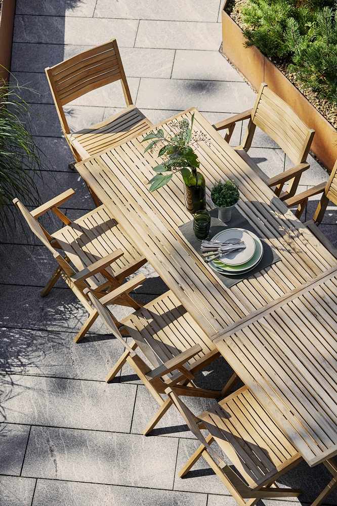 Cane-Line Flip Outdoor Stuhl Set aus Holz am Gartentisch. Klappbare Gartenstühle.