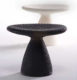 Schwarzer und weißer Shitake Hocker. Moderner Design Hocker für Wohnzimmer und Büro.