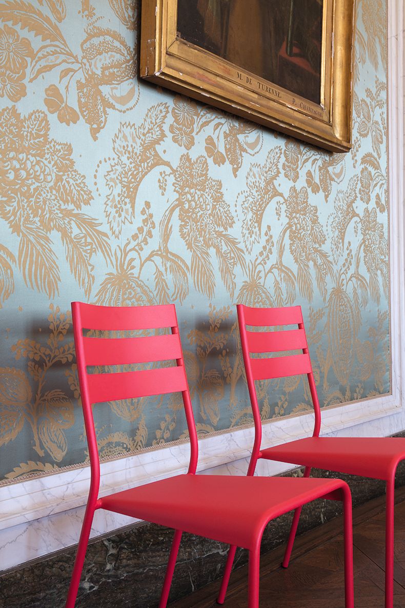 Zwei rote Facto Stühle von Fermob, moderne Outdoor-Stühle für Garten und Terrasse.