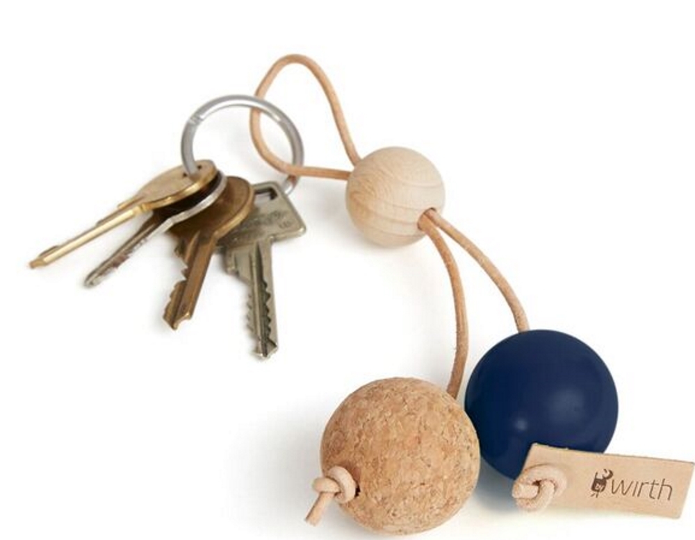 Key Sphere Schlüsselanhänger: Schlüssel an einem Lederband mit Holz-, Kork- und dunkelblauer Kugel.
