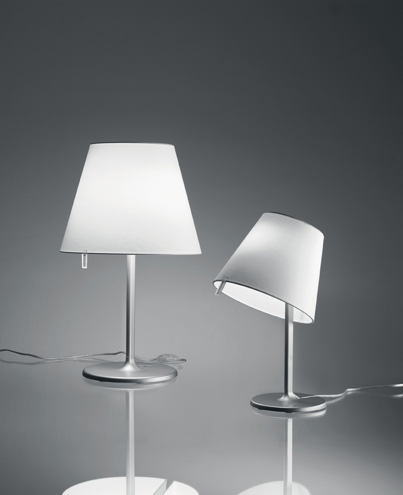 Zwei moderne Artemide Tischleuchten, Modell Melampo, mit verstellbarem Lampenschirm und silbernem Fuß.