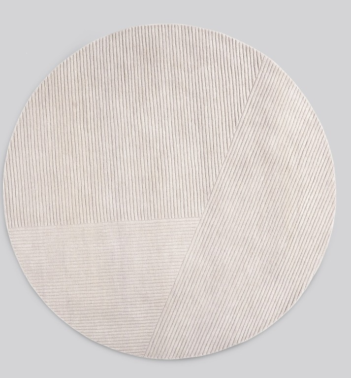 Row Rund Teppich hellgrau von Northern: Detailansicht des modernen, runden Teppichs mit linearem Muster.