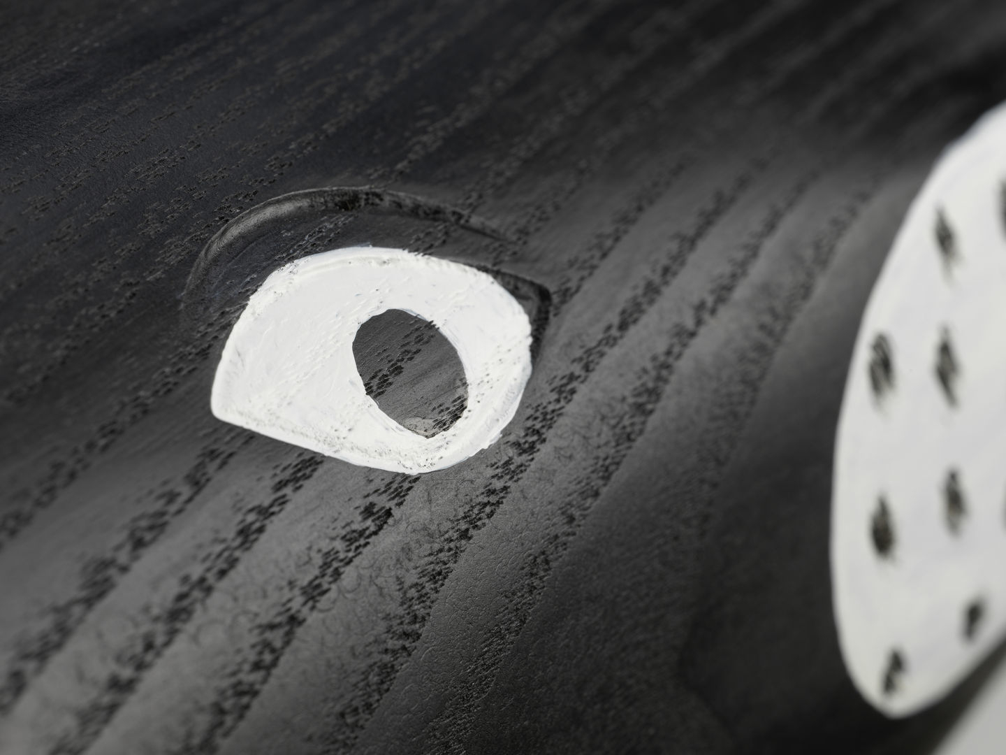 Detailaufnahme: Auge der Eames House Whale Holzfigur von Vitra, dekorative Wohnaccessoires.