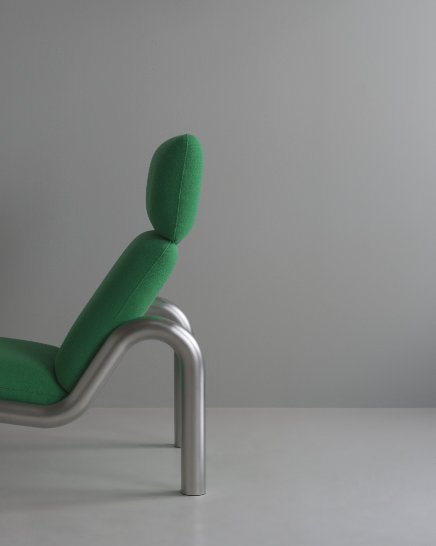 Normann Copenhagen Tube Lounge Chair Sessel, grüne Polsterung und silbernes Metallgestell, Seitenansicht.