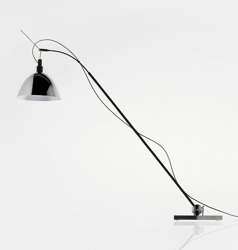 Max Kugler Tischleuchte von Ingo Maurer: Elegante, schwarze Bogenleuchte mit verchromtem Schirm für stilvolle Beleuchtung.