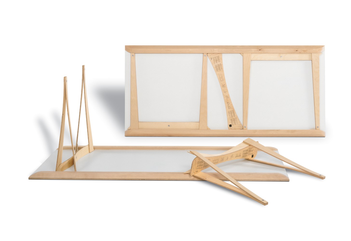 Spanoto Tisch von Moormann im Detail: Holzgestell und Tischplatte, zerlegt für einfachen Transport.