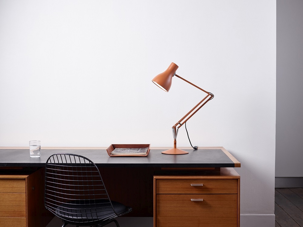 Anglepoise Type 75 Schreibtischleuchte Margaret Howell Edition in Sienna auf einem Schreibtisch mit Stuhl.