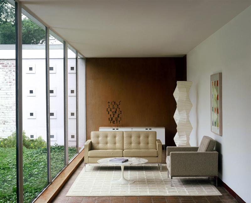 Beige Florence RELAX Sessel von Knoll International in modernem Wohnzimmer mit Sofa und Tisch.