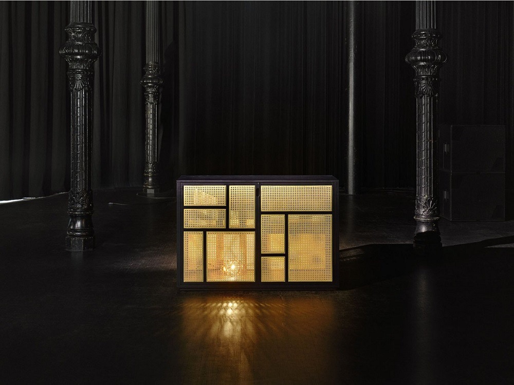 Air Sideboard von Design House Stockholm in Eiche schwarz mit Rattanfront und Innenbeleuchtung.