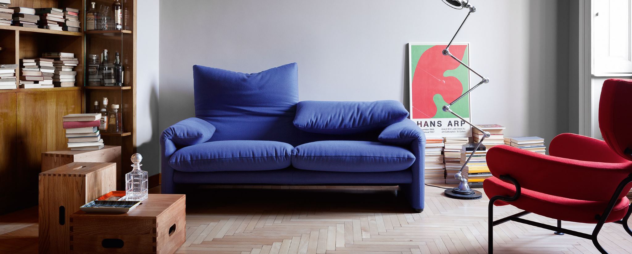 Blaues 675 Maralunga Sofa Zweisitzer von Cassina, modernes Design Sofa für Wohnzimmer.