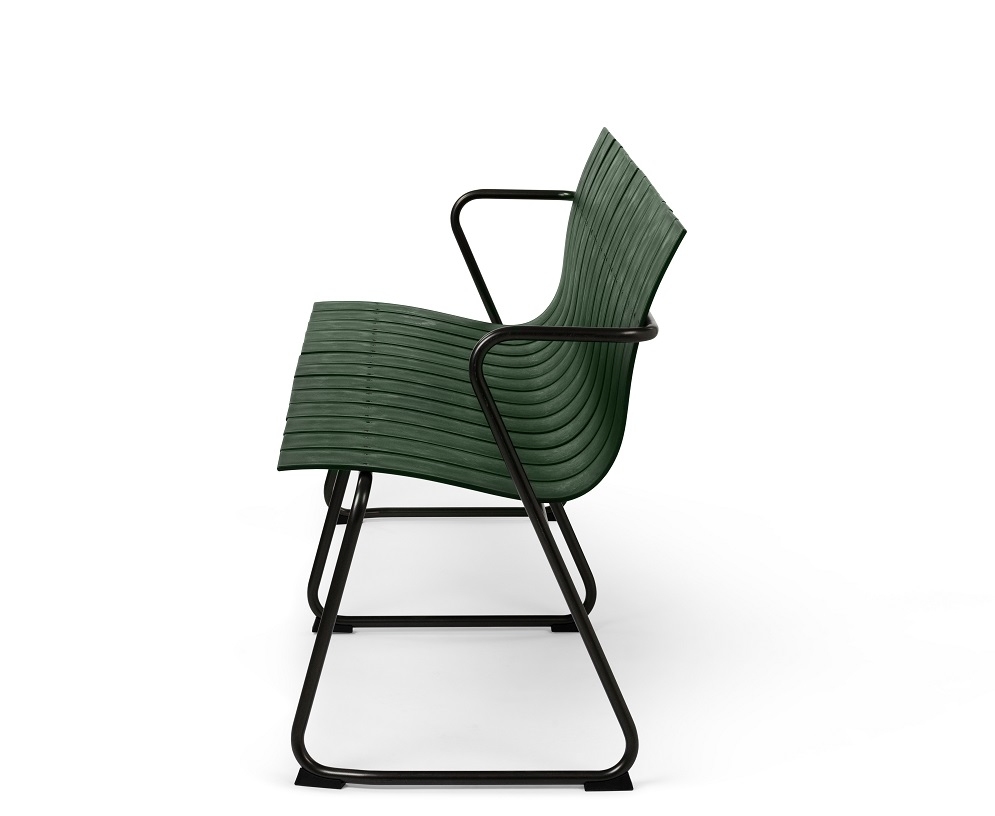 Grüne Ocean Bench Outdoor Bank von Mater OC2, Seitenansicht, minimalistisches Design, Gartenmöbel.