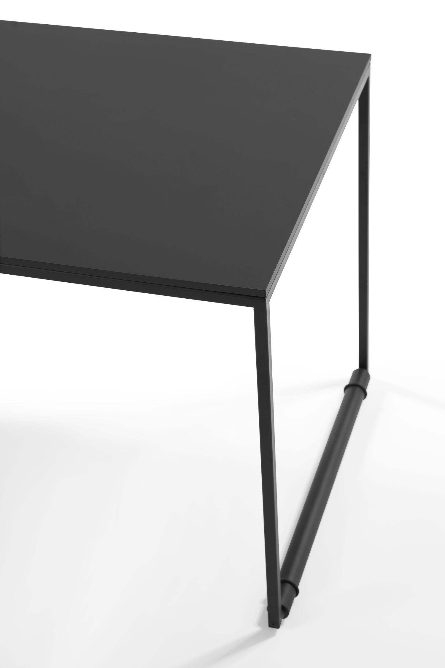 Detailaufnahme Macis Schreibtisch von Opinion Ciatti mit schwarzer Tischplatte und Metallgestell.