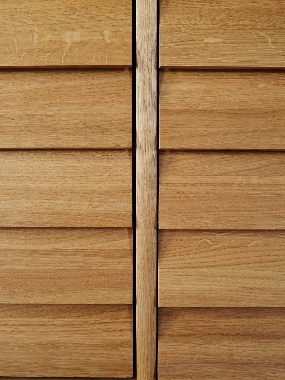 Detailaufnahme des Hansen Family Sideboards aus hellem Holz mit horizontalen Lamellen.