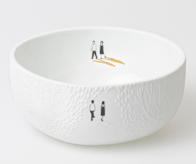 Weiße Räder Schale "Parkspaziergang" mit filigranem Relief und Pärchen-Motiv für stilvolle Dekoration und Genuss.
