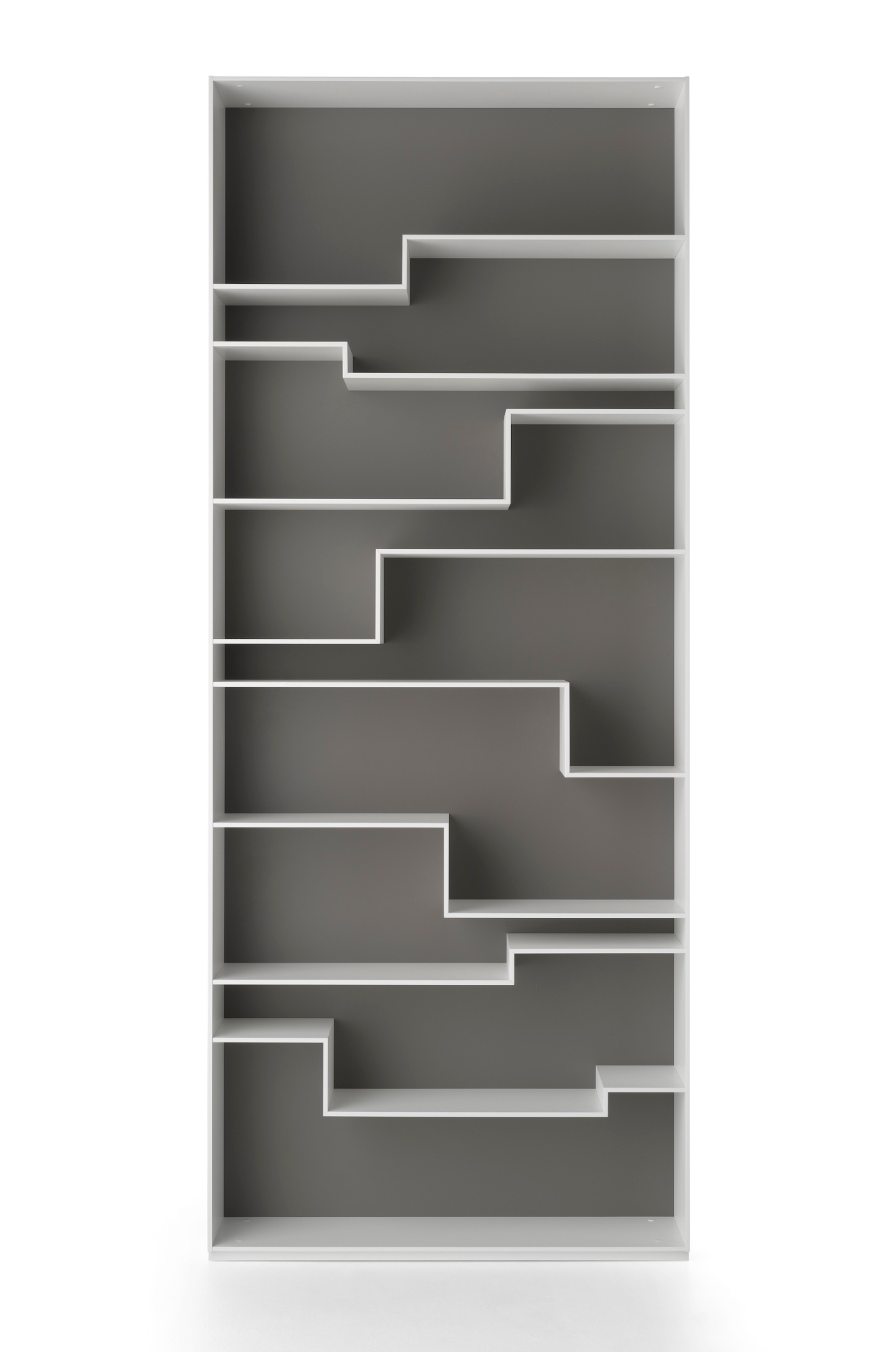 Weißes Melody Regalsystem von MDF Italia mit asymmetrischen Regalböden vor grauem Hintergrund.