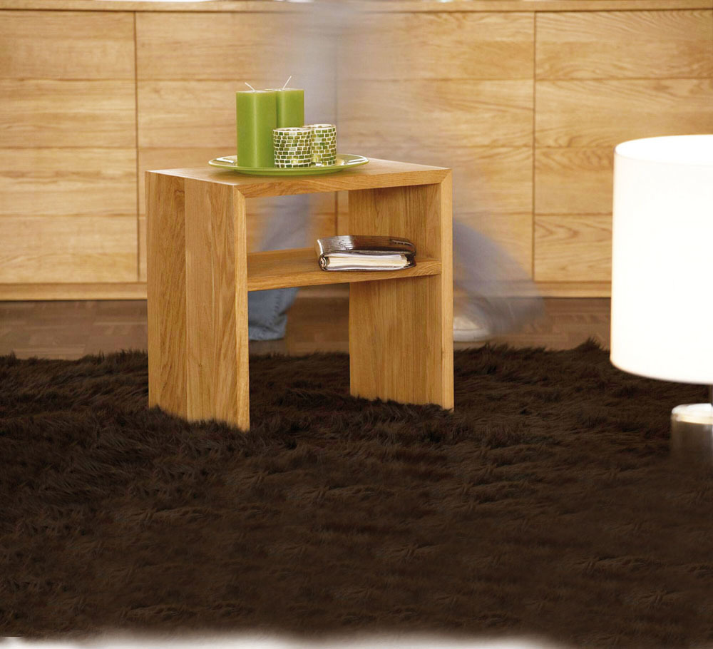 Cubus Nachttisch von Jan Kurtz aus Holz mit Ablage, dekoriert mit Kerzen.