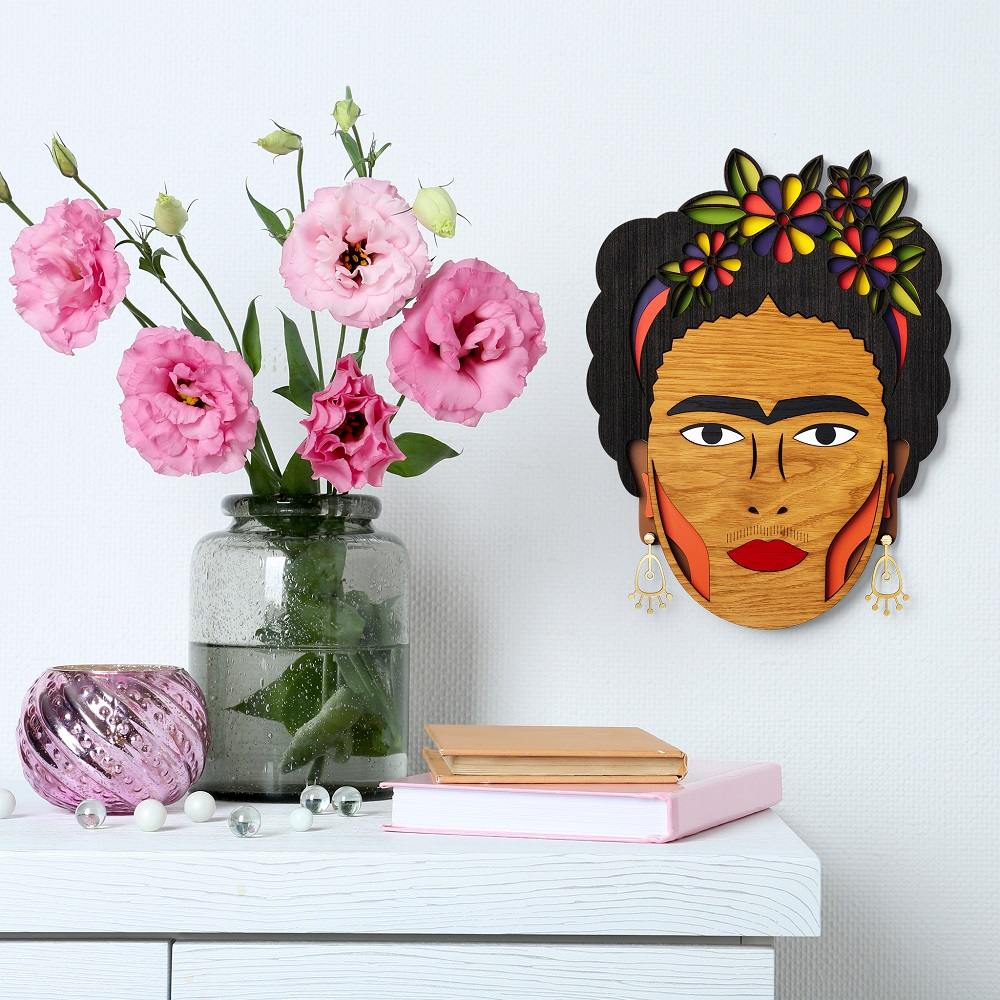 Miss FRIDA Wandschmuck aus Holz, ein handgefertigtes Einzelstück als dekorative Wandkunst im Frida Kahlo Stil.