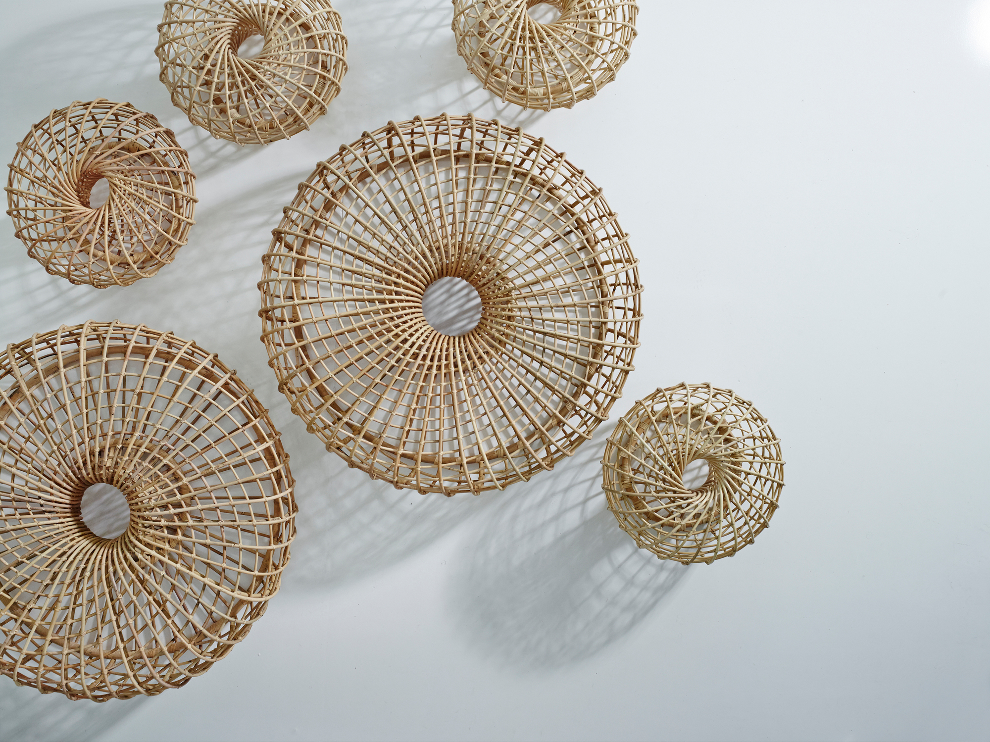 Nest Indoor Hocker von Cane-Line, groß, aus Rattan, auf weißem Hintergrund, modernes Design.