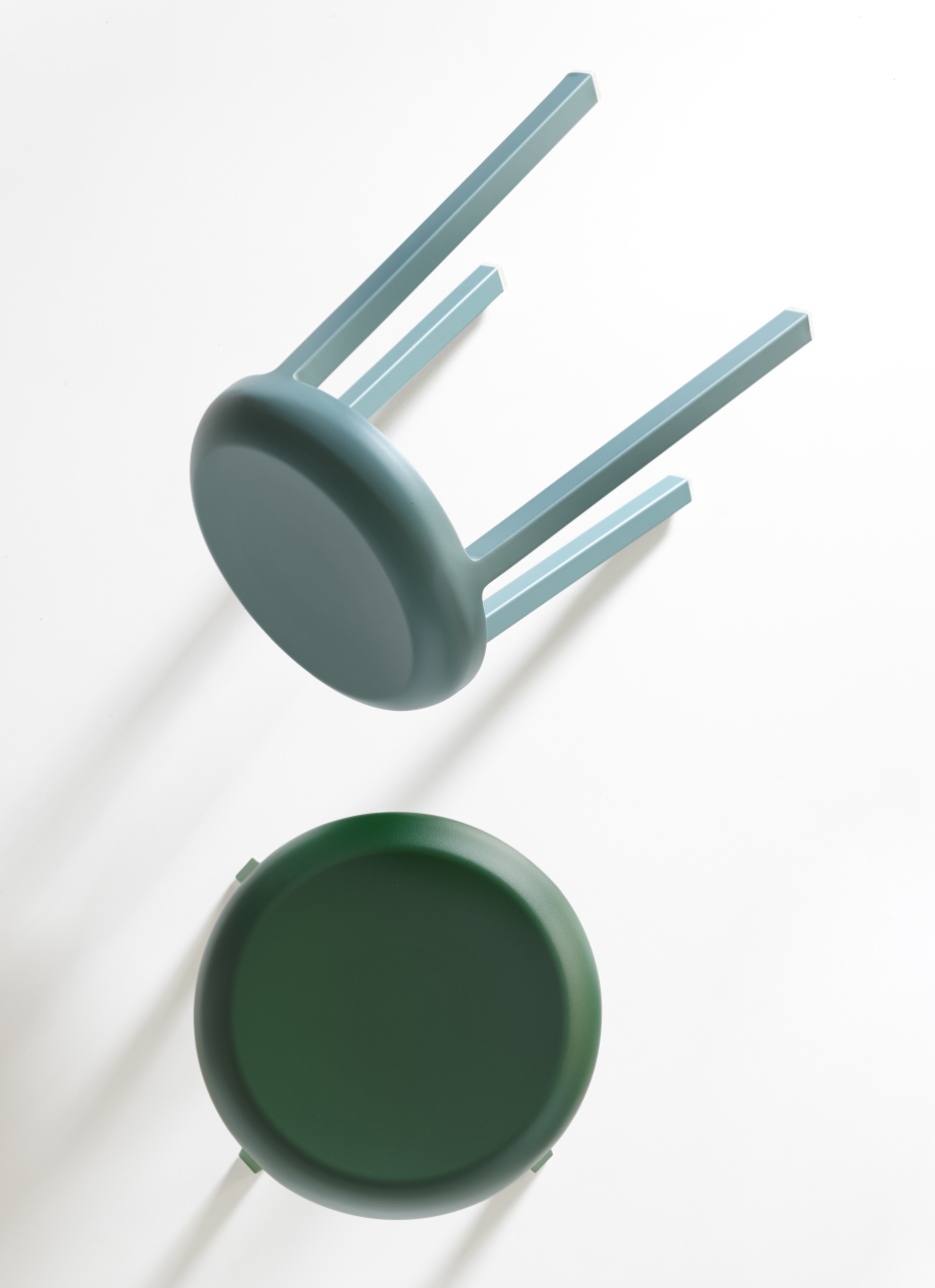 Zwei grüne Emeco Za Stool Hocker aus Aluminium, einer umgedreht, minimalistisches Design.