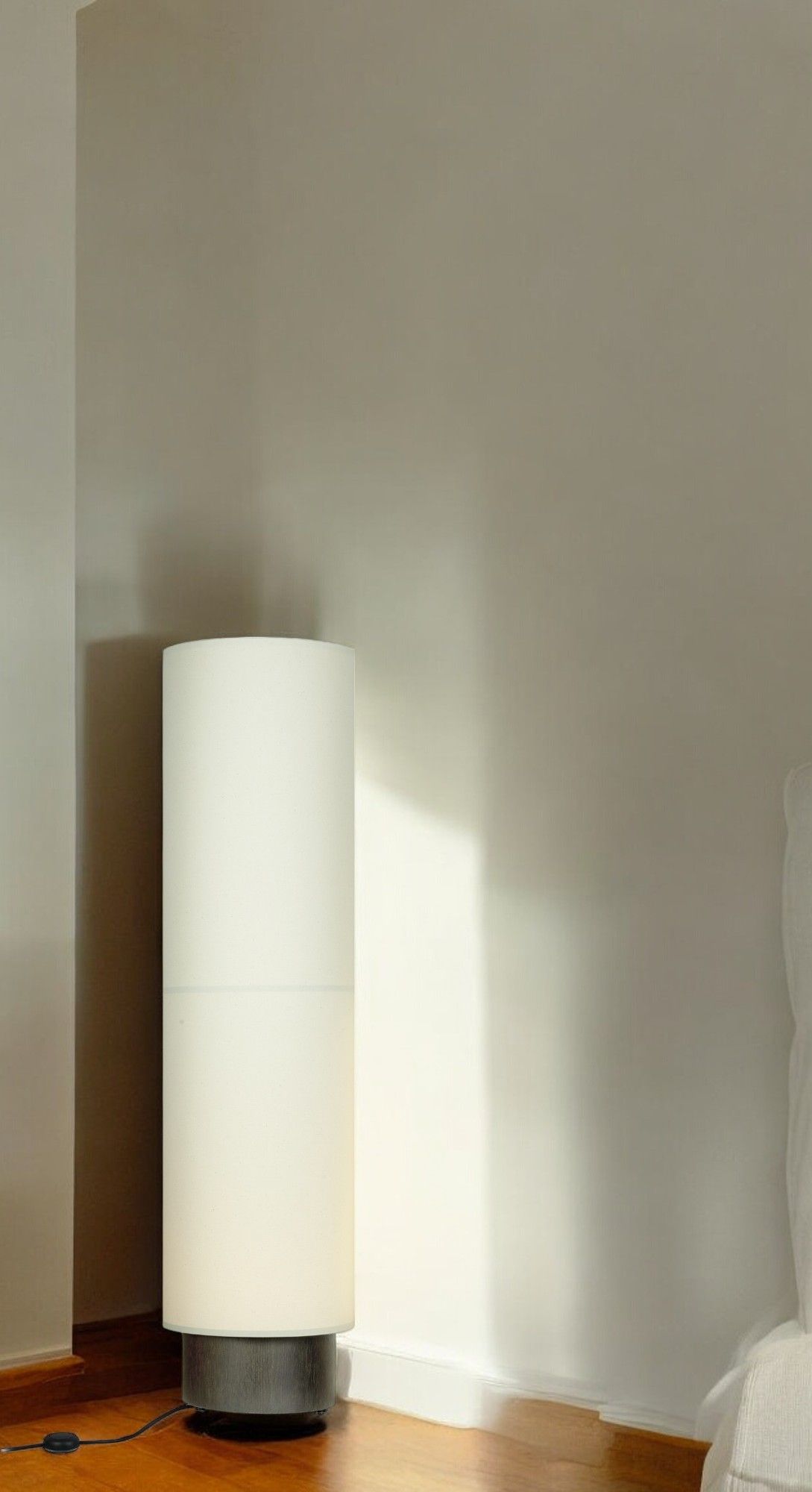 Weiße Hiro Stehleuchte von Maigrau, modernes Design für Wohnzimmer und Schlafzimmer.