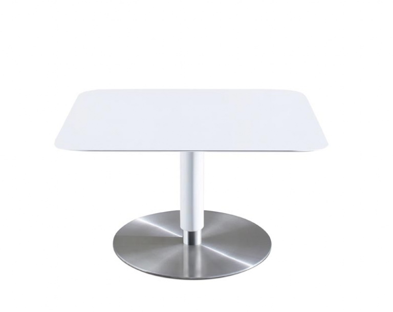 Weißer ED 45 Beistelltisch von Moree mit runder Edelstahl-Basis für modernes Wohnen.