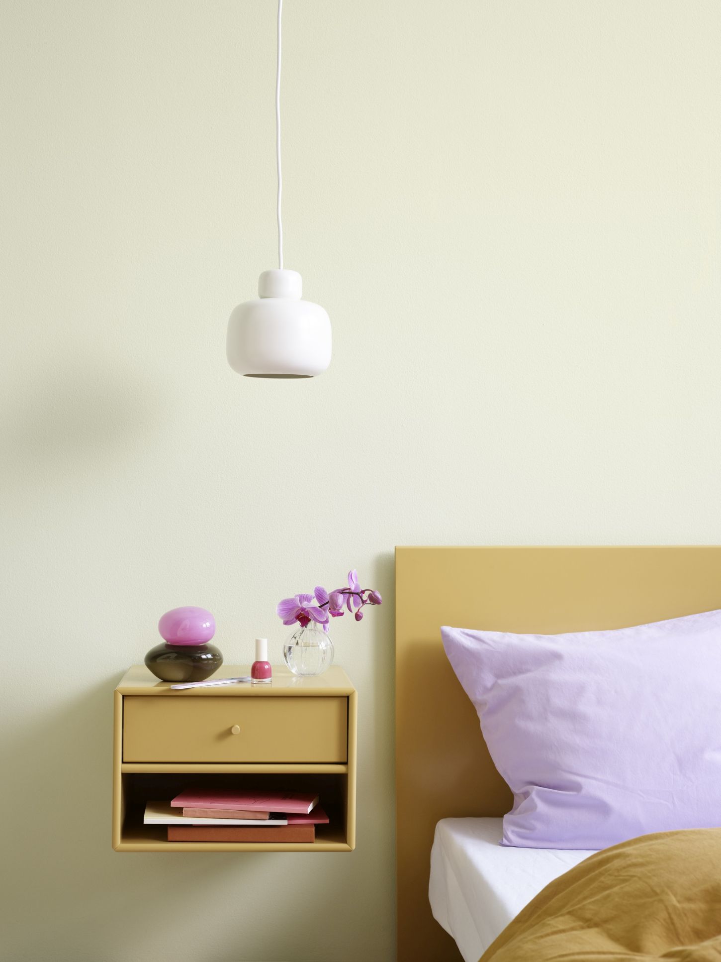 Wandmontierter Nachttisch "Dash" in Fennel Montana Farbe, modernes Schlafzimmer Design mit Ablage und Schublade.