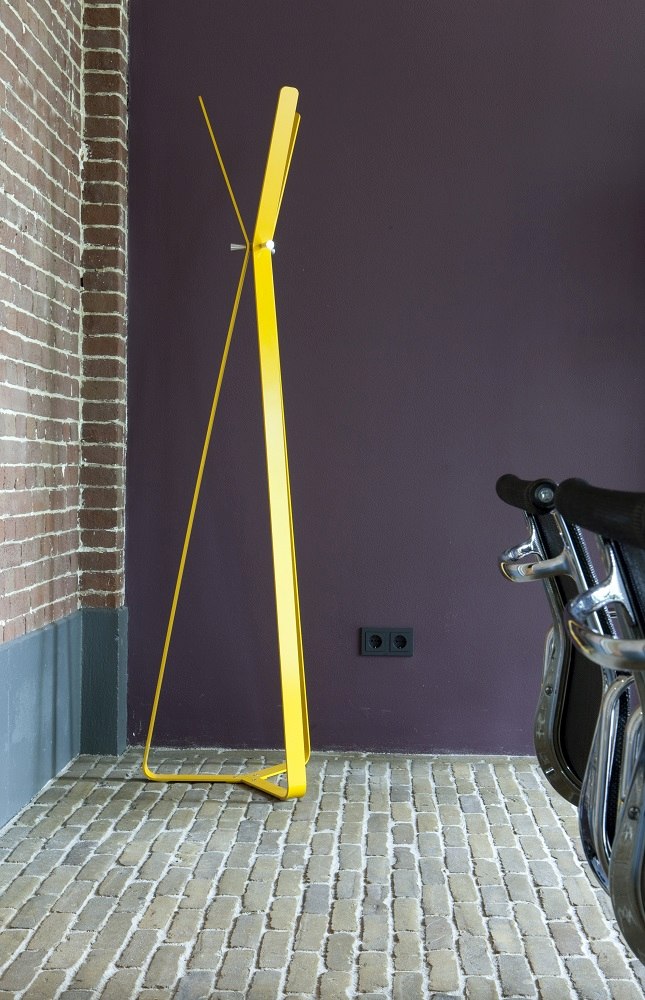 Gelbe Bend Standgarderobe von Cascando, moderne Garderobenständer für Büro und Zuhause.