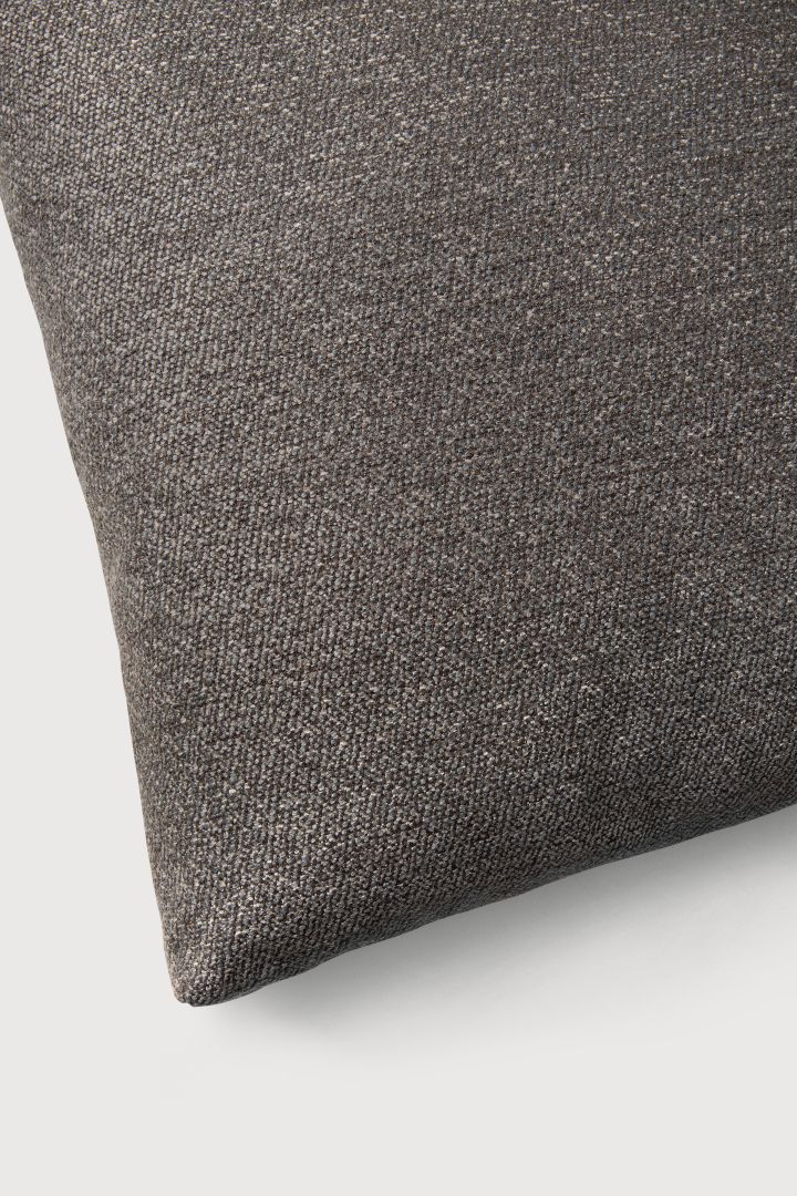 Nahaufnahme des Mellow Rückenkissen Granite Eco von Ethnicraft mit grauer, strukturierter Oberfläche.