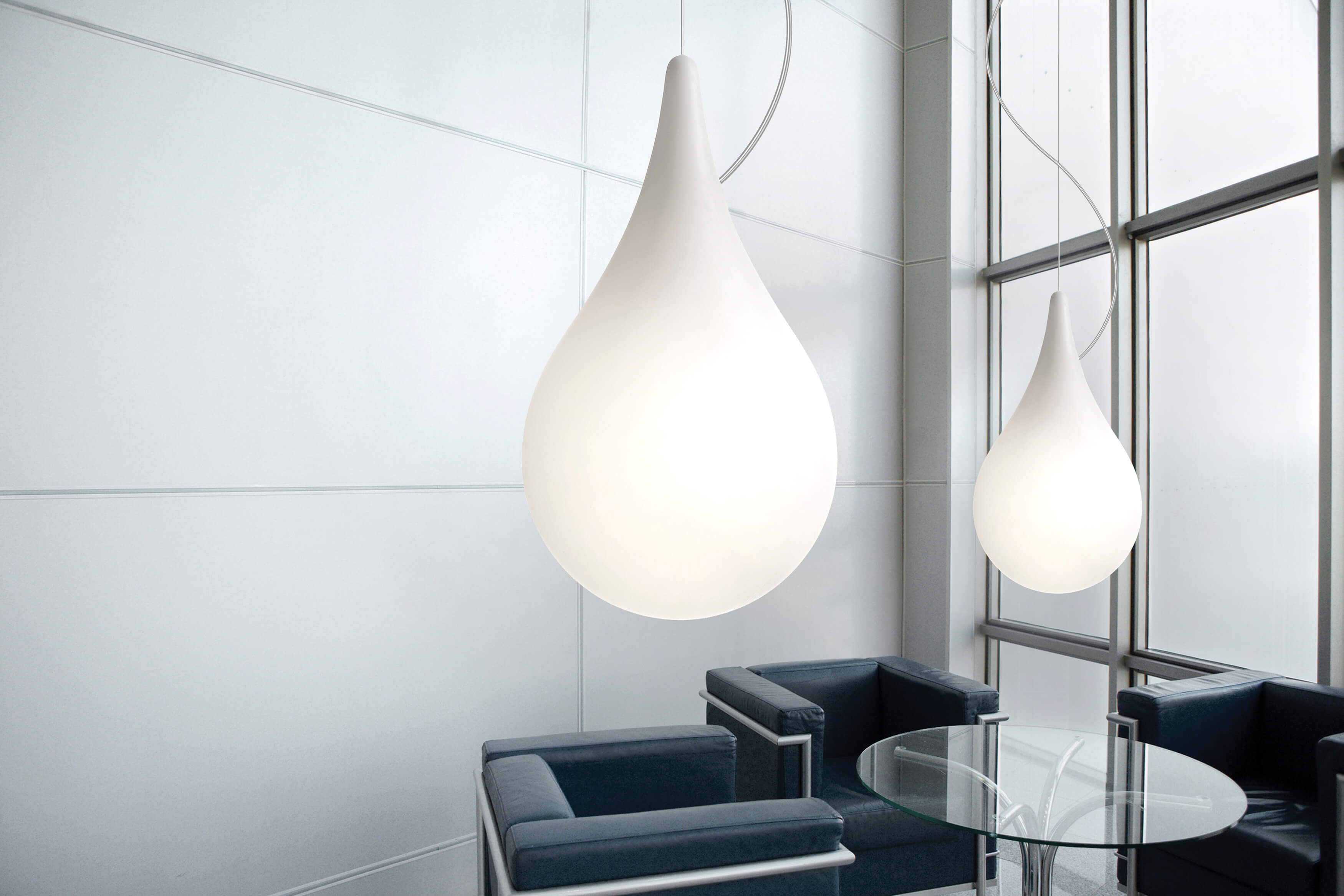 Zwei Liquid Light Drop Pendelleuchten L Next, moderne Hängelampen im Innenraum.