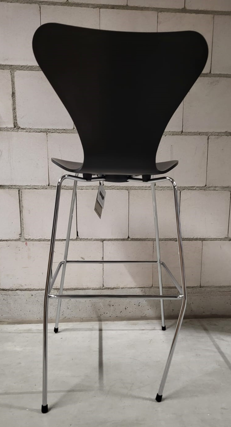 Schwarzer Siebener Barhocker mit Chromgestell, ein Mängelexemplar von Fritz Hansen. Design-Barstuhl für Küche und Bar.