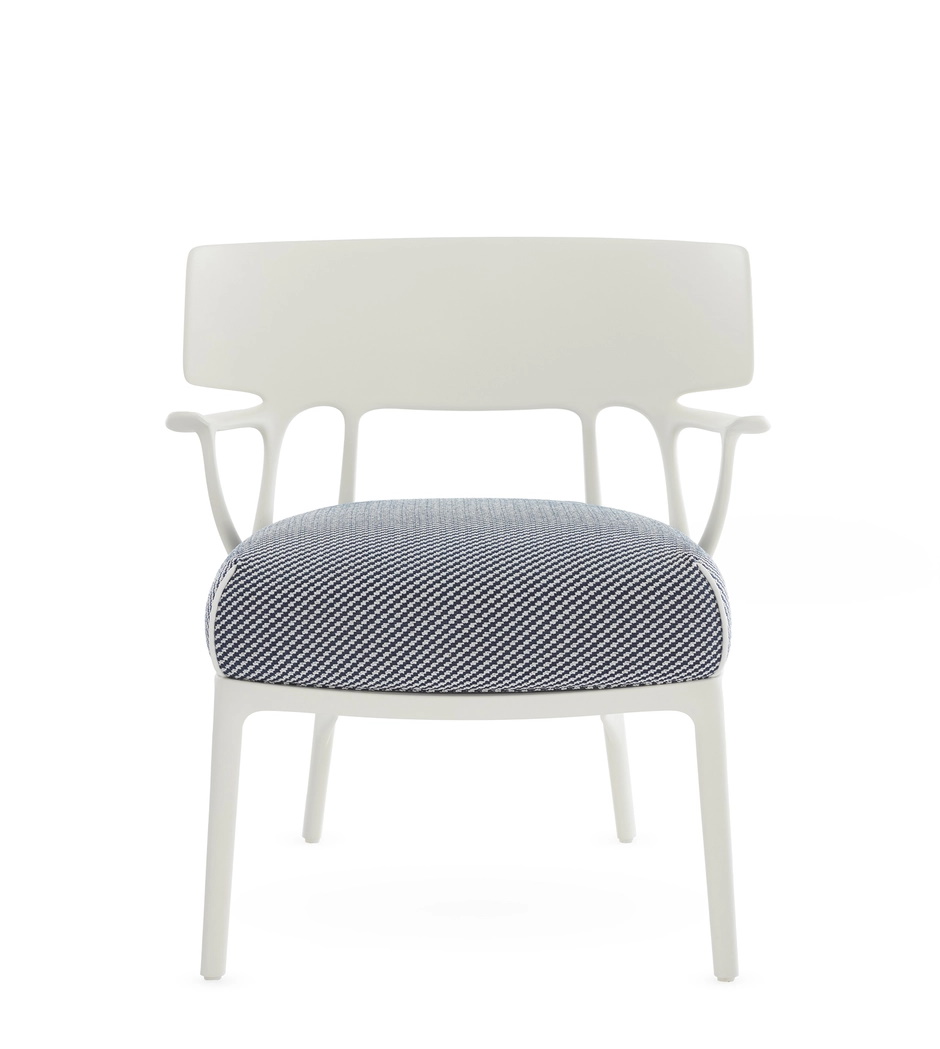 Weißer A.I. Lounge Sessel von Kartell mit gemustertem Sitzkissen, ideal für den Outdoor-Bereich.