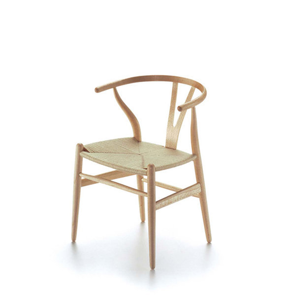 Vitra Y-Chair Miniatur Stuhl aus hellem Holz mit geflochtener Sitzfläche, ikonisches Designmöbel.