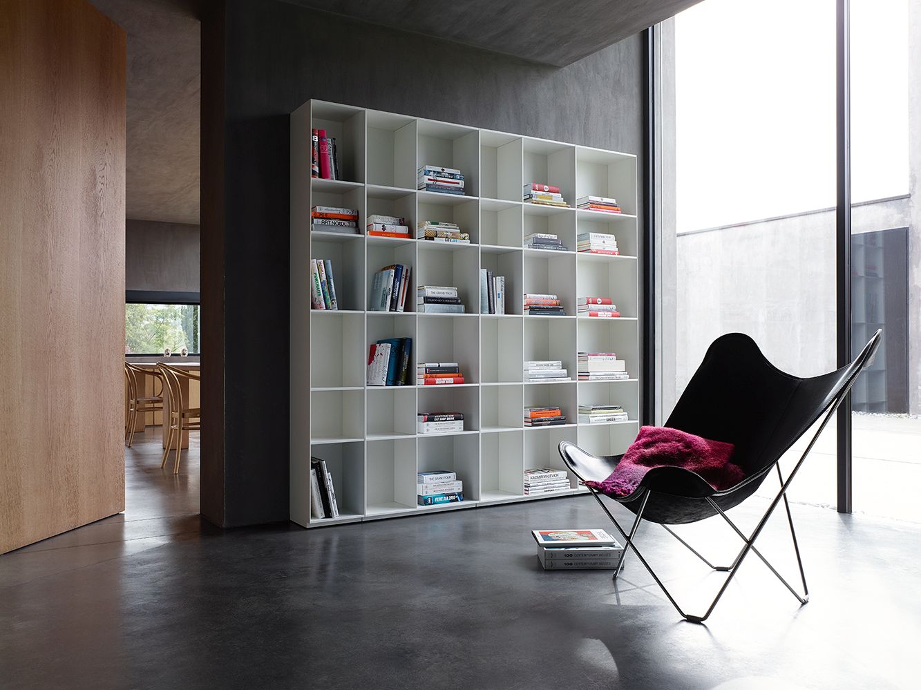 Weißes Nex Pur Regal von Piure, offenes Bücherregal mit Fächern, modernes Wohnzimmerdesign.