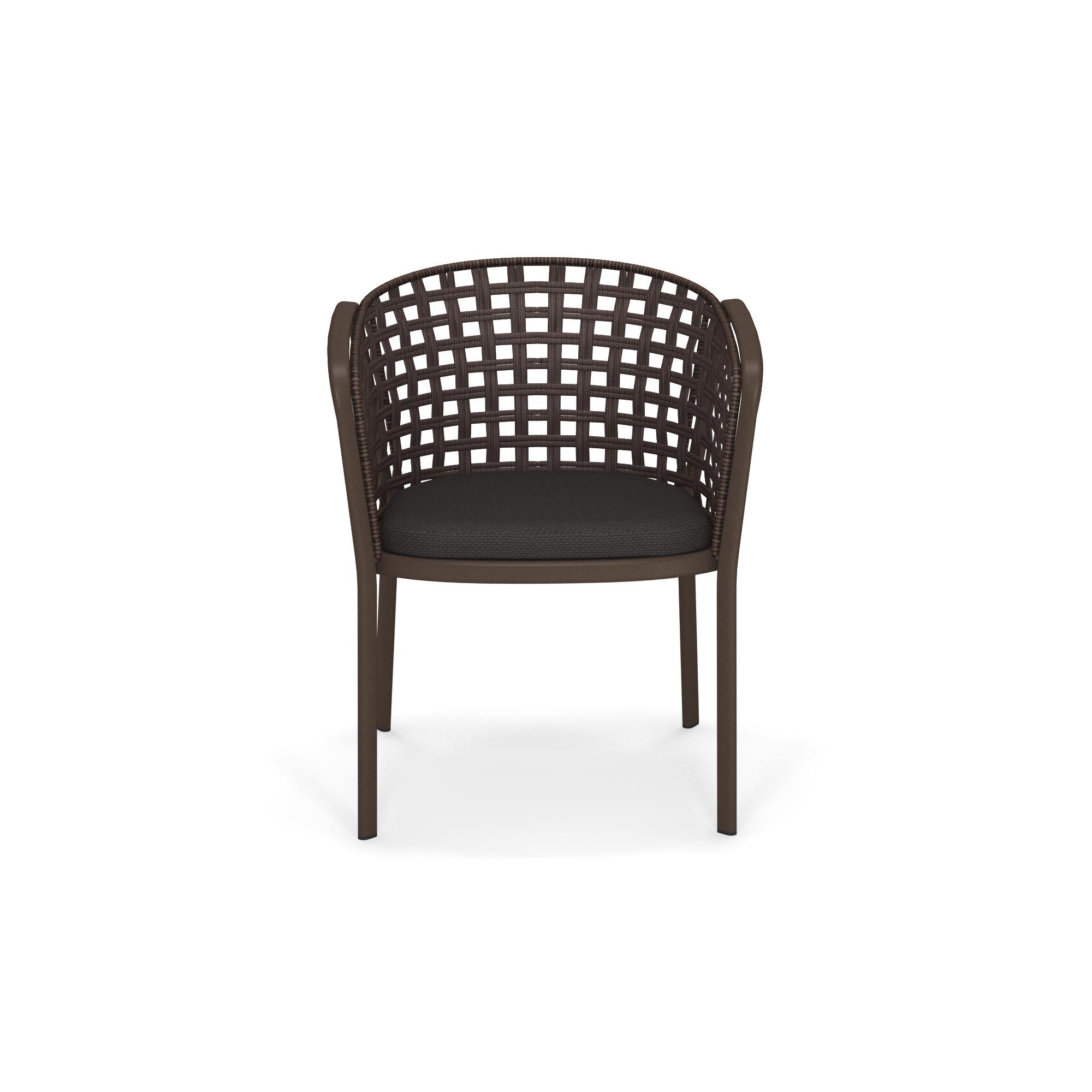 Carousel Armlehnstuhl von Emu: Brauner Outdoor Stuhl mit geflochtener Rückenlehne und grauem Sitzkissen.