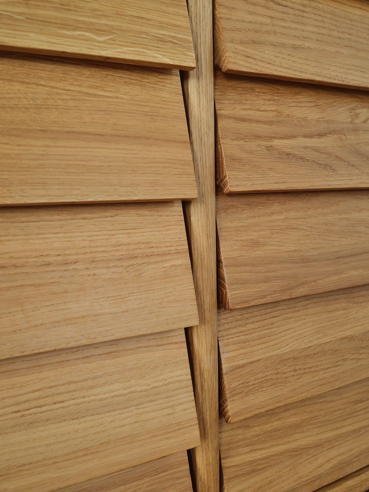 Detailaufnahme des The Hansen Family Sideboards aus hellem Eichenholz mit horizontalen Lamellen.