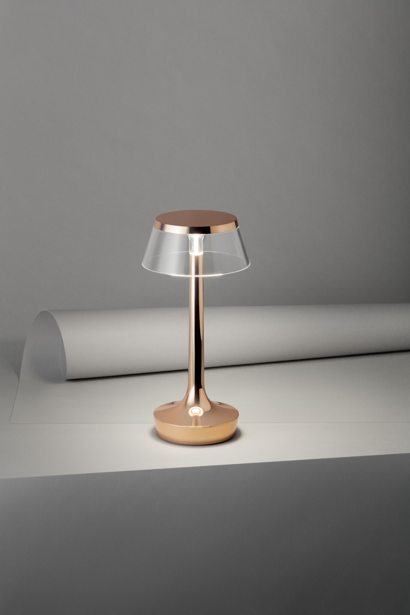 Nahaufnahme der Flos Bon Jour Unplugged Tischleuchte in Chrom, kabellos und dimmbar.