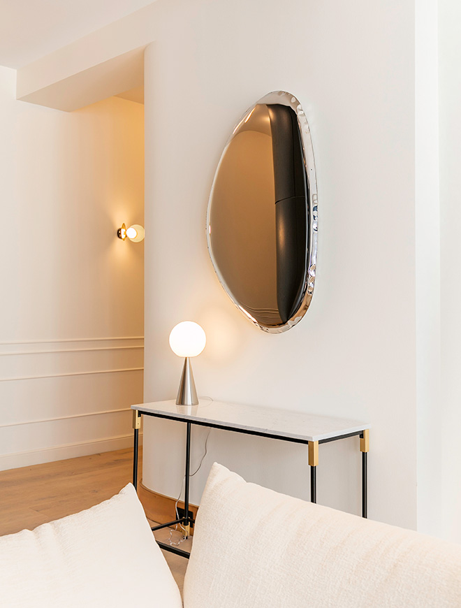 Tafla O5 Spiegel von Zieta im modernen Wohnzimmer, reflektierend und stilvoll.