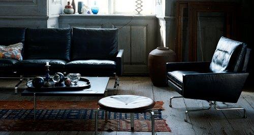 Schwarzer PK 31 Loungesessel von Fritz Hansen, Ledersessel im modernen Wohnzimmer mit Sofa.