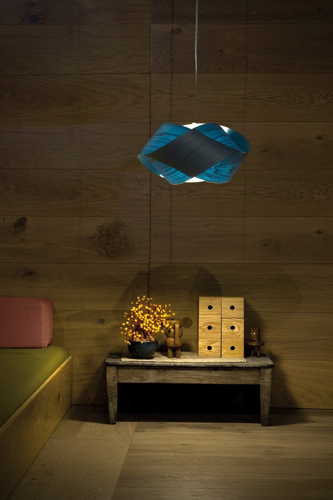 Nut Suspension Pendelleuchte von LZF Lamps mit orangem Schirm und schwarzem Kabel.