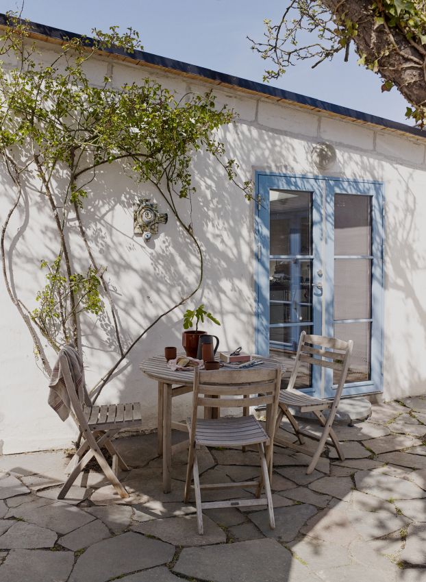 Selandia Chair: Skagerak Gartenstuhl aus Holz mit Tisch im Außenbereich. Outdoor Möbel.