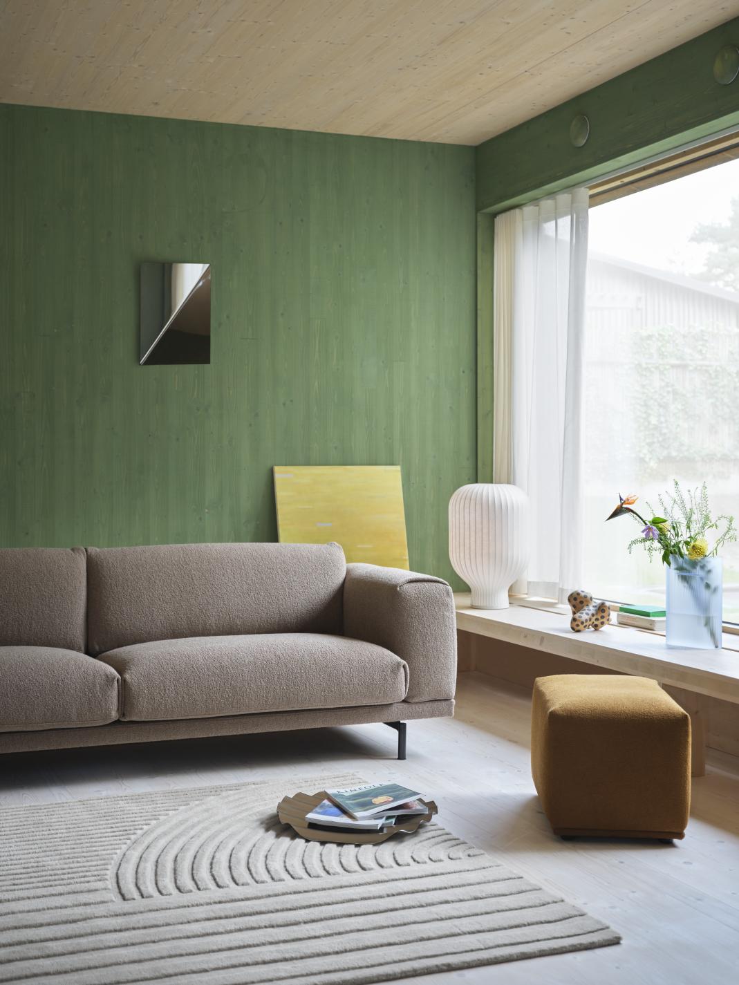 Beige Rest Sofa von Muuto, ein modernes 3-Sitzer Sofa im Wohnzimmer mit Teppich.