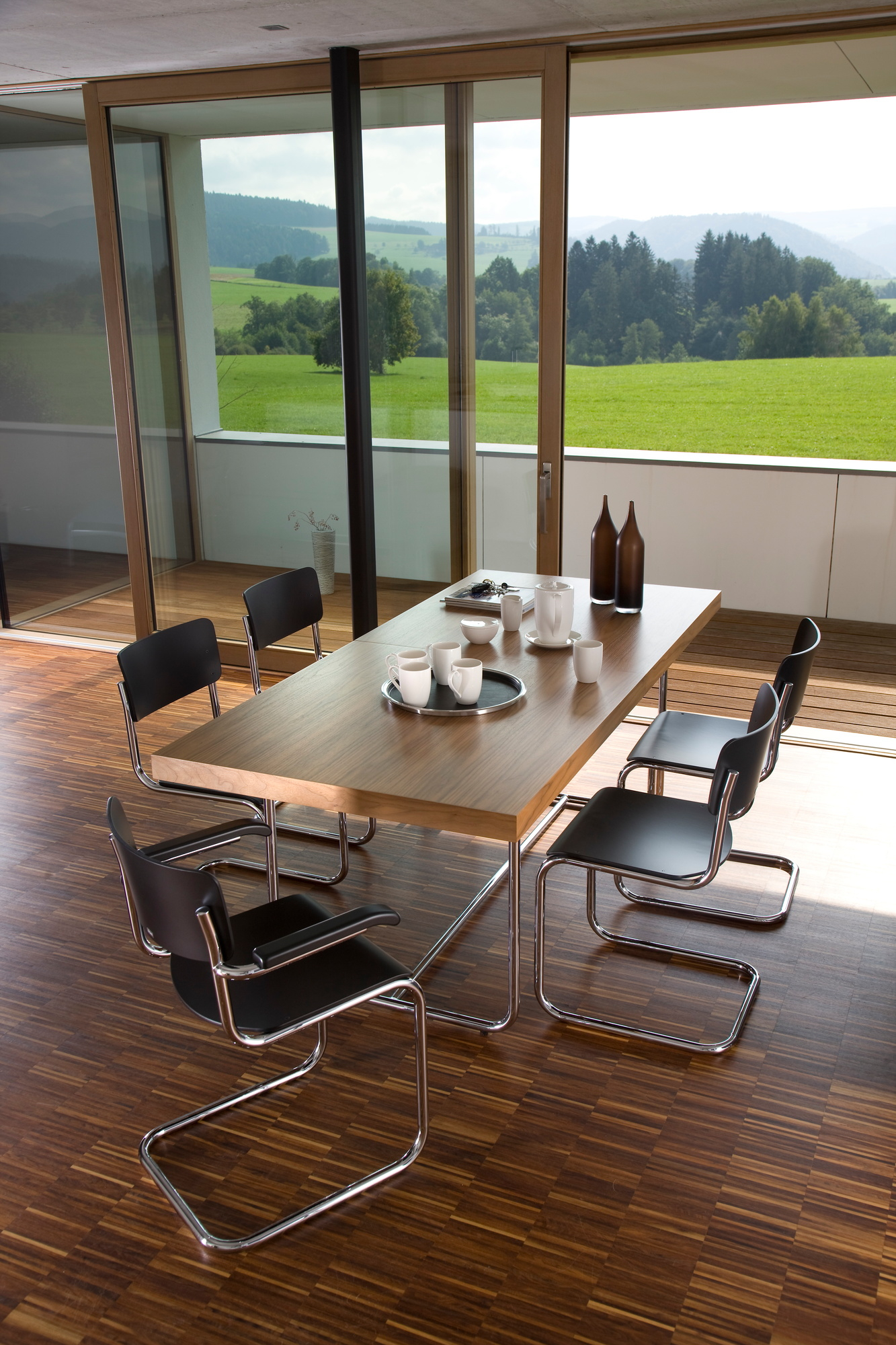 S 43 F Freischwinger Stuhl von Thonet mit Stahlrohr und Buchenholz in natürlicher Ausführung.