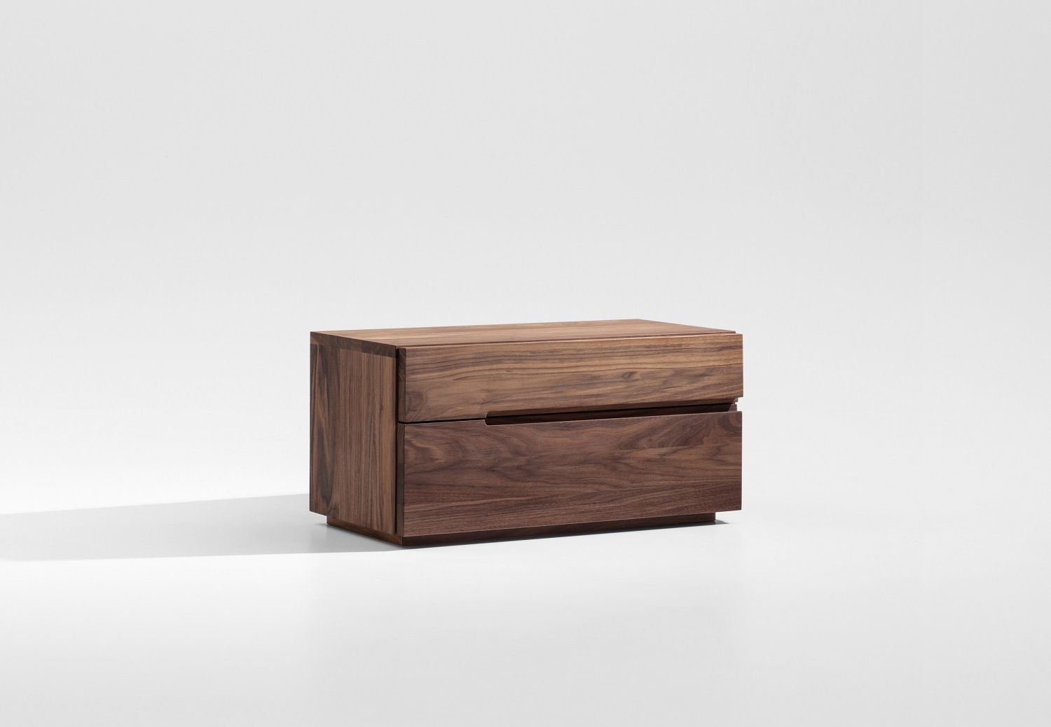 Nightstand 64 Nachttisch aus Holz mit zwei Schubladen, modernes Schlafzimmermöbel für Stauraum.