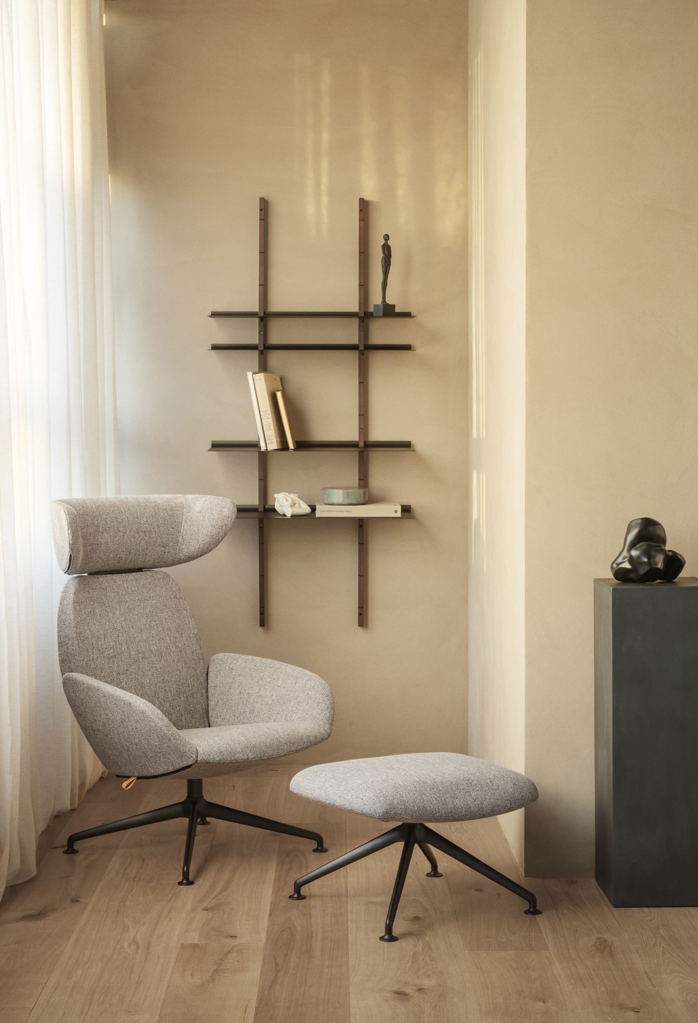 Graues Smile Regal mit zwei Einlegeböden von Eva Solo, Tiefe 30 cm, im Wohnzimmer.