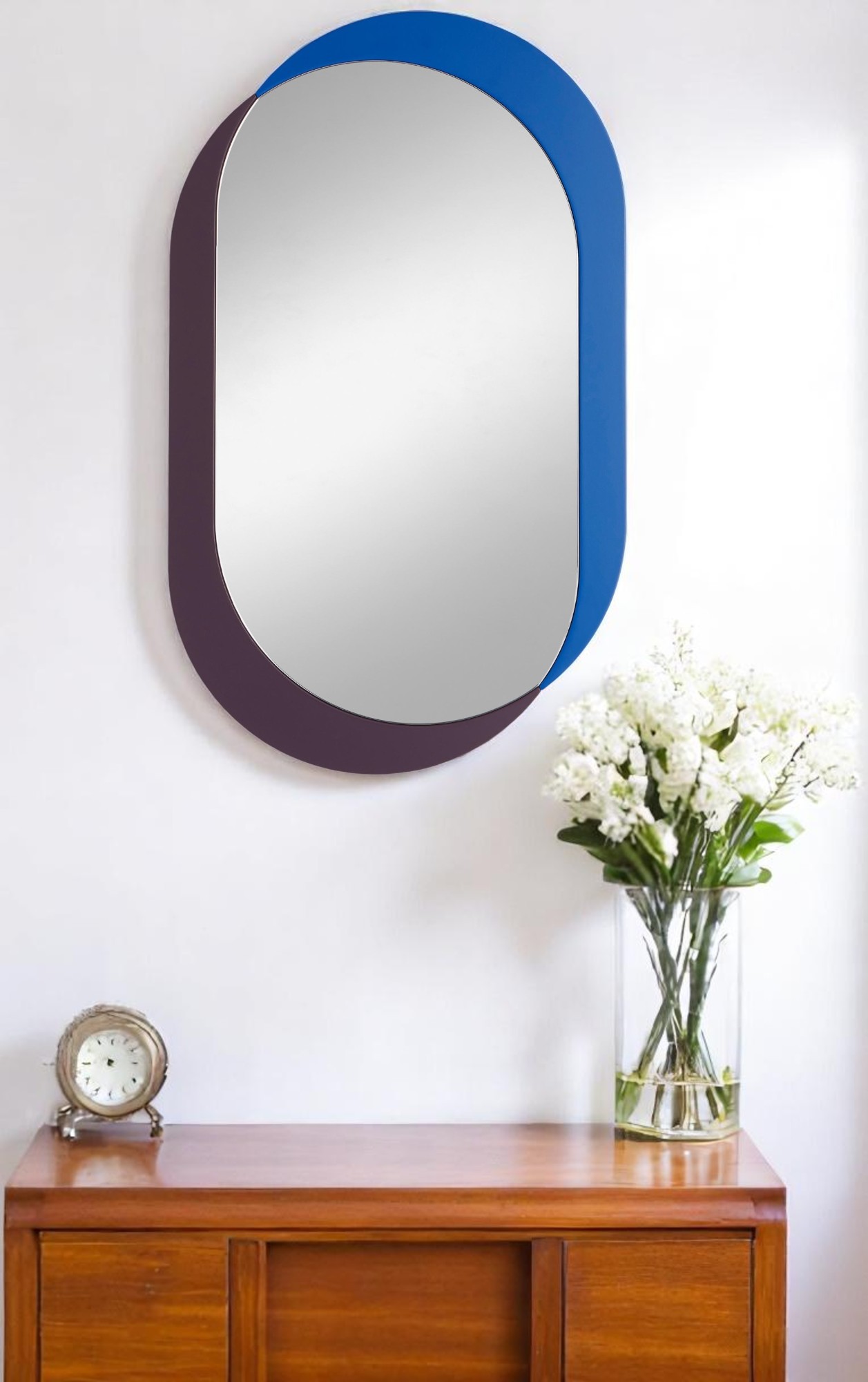 Kimo Wandspiegel von Schönbuch, oval mit blauem und auberginefarbenem Rahmen, modernes Design für Flur und Wohnraum.