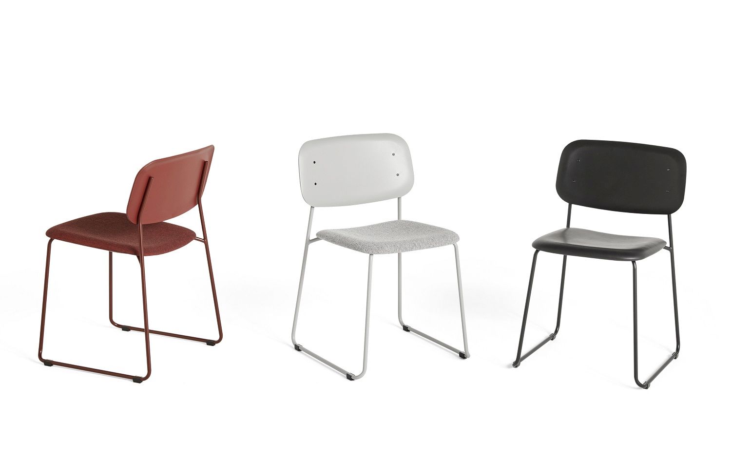 Drei Hay Soft Edge Stühle 55 in Rot, Grau und Schwarz vor weißem Hintergrund.