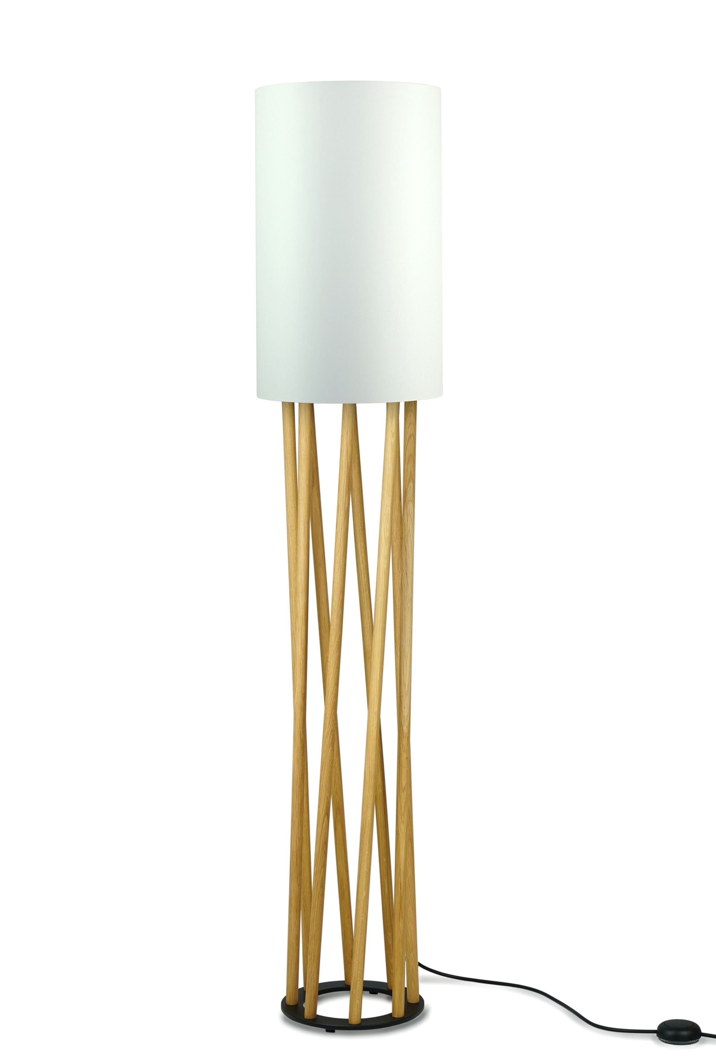 Linn High Oblique Stehleuchte von Maigrau: Moderne Lampe mit Eichenholz-Gestell und weißem Schirm.