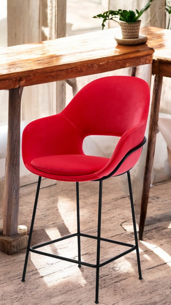 Roter Theia Barhocker von Freifrau Manufaktur mit Armlehne und schwarzem Metallgestell für Küche oder Bar.